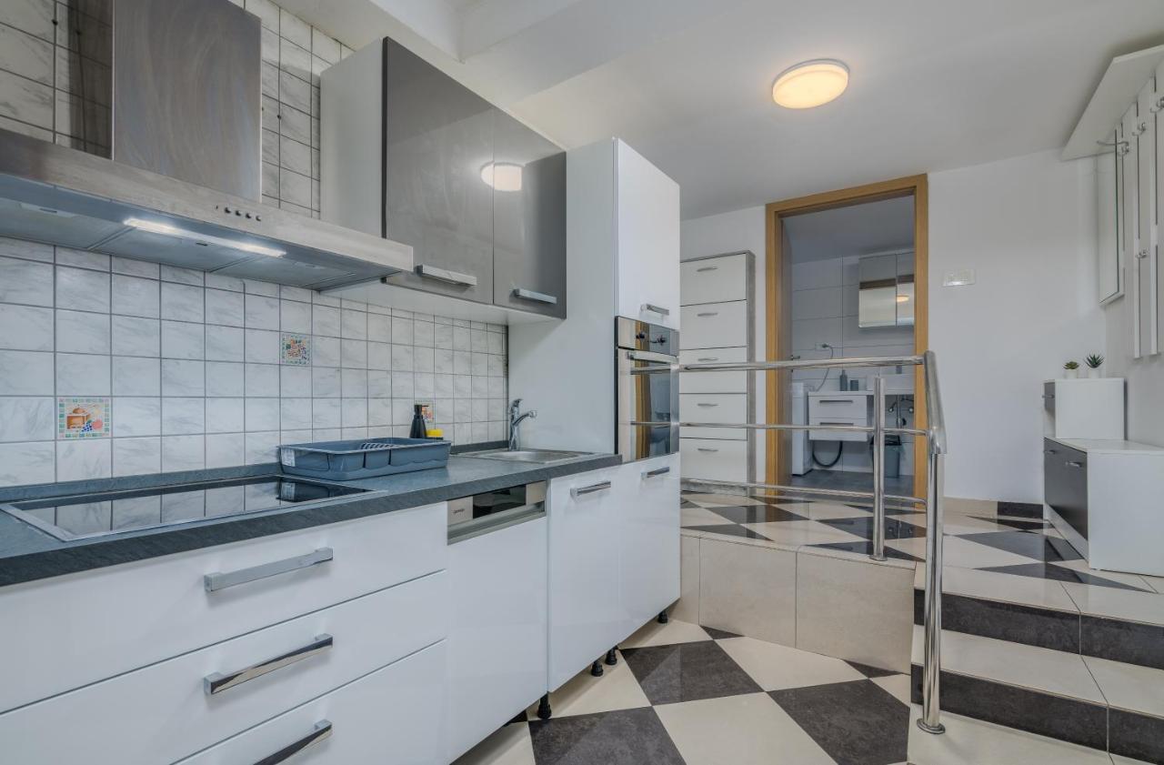Apartments D Кърк Екстериор снимка